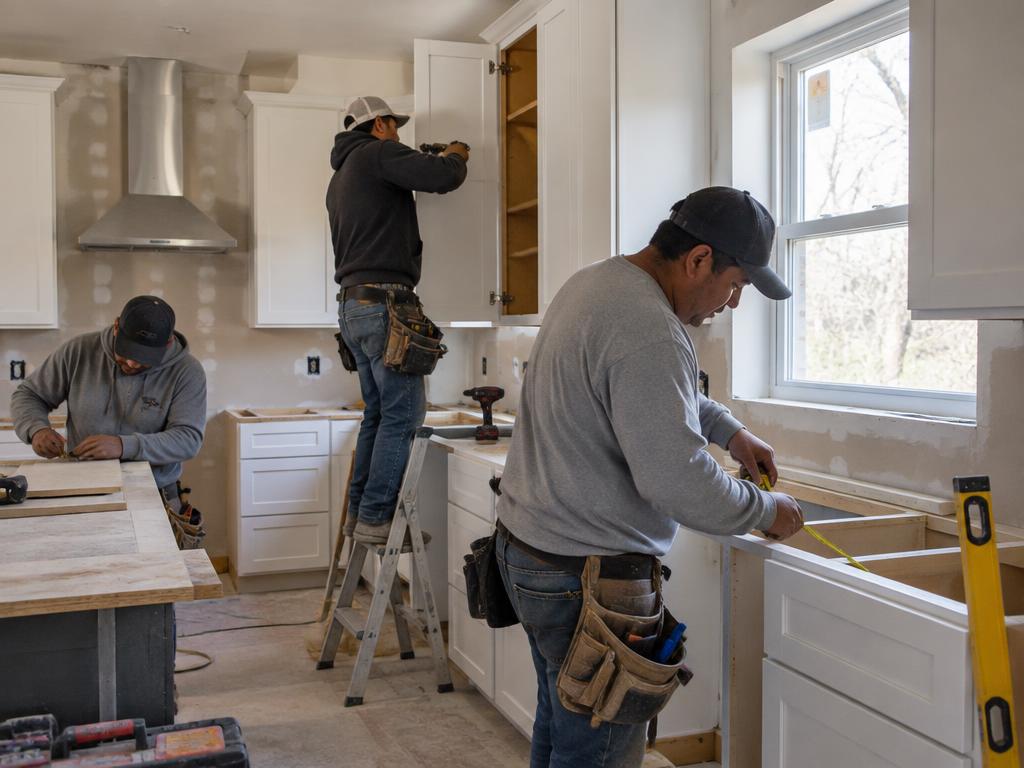 Contratistas remodelando una cocina residencial